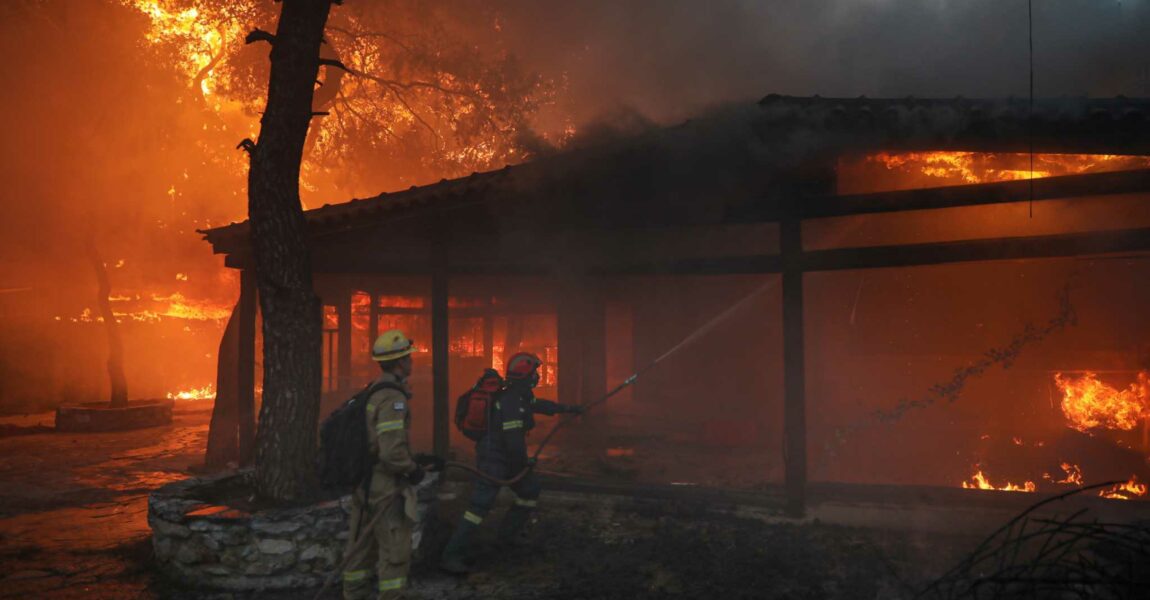 Η Αττική στις φλόγες: Η Περιφέρεια χωρίς εργολαβία βυτιοφόρων/ μηχανημάτων έργου για την αντιπυρική περίοδο και η κυβέρνηση παρακολουθεί χιλιάδες στρέμματα να καίγονται, με μοναδικό «αντιπυρικό εργαλείο» το 112